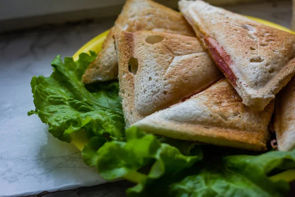 Sanduíches Cozidos Com Salame Folhas Salada — Fotografia de Stock