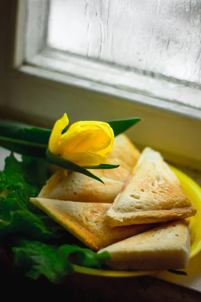 Gekochte Sandwiches Mit Salami Und Salatblättern — Stockfoto