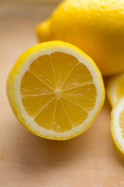 Limoni Affettati Tavola Legno Primo Piano — Foto Stock