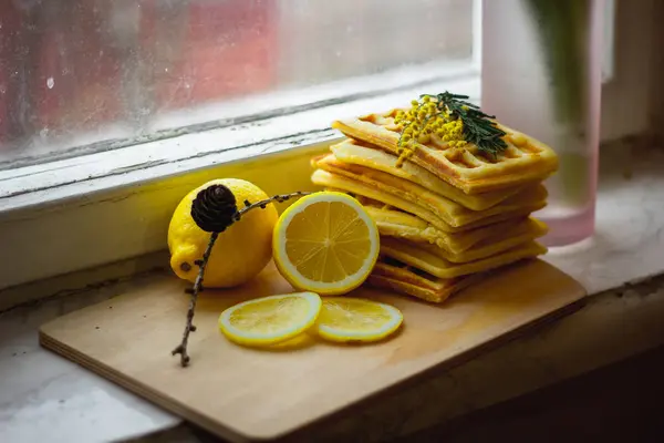 Waffles Vienenses Limão Ramo Mimosa — Fotografia de Stock