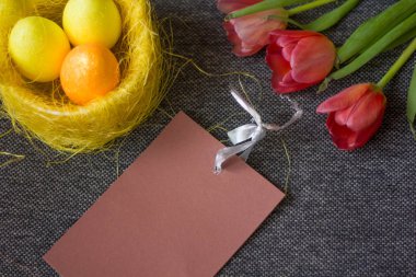 Sepetteki Paskalya Yumurtaları ve Çiçekler