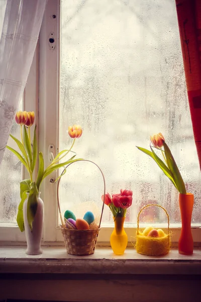 Belles Tulipes Oeufs Pâques Sur Rebord Fenêtre — Photo