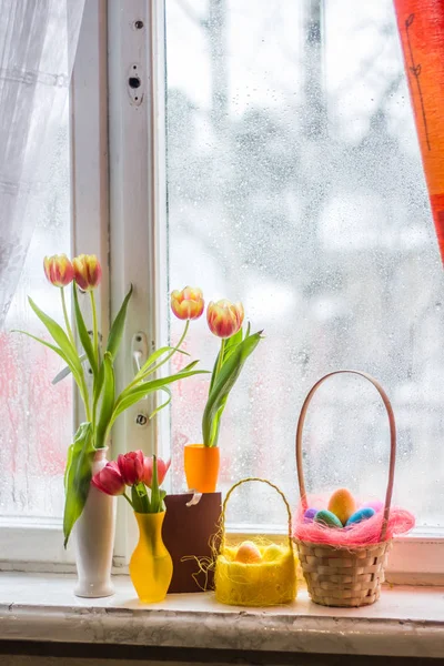 Belles Tulipes Oeufs Pâques Sur Rebord Fenêtre — Photo