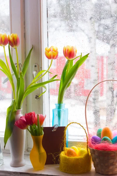 Belles Tulipes Oeufs Pâques Sur Rebord Fenêtre — Photo