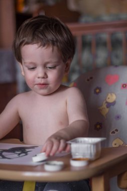 sevimli küçük çocuk çizim