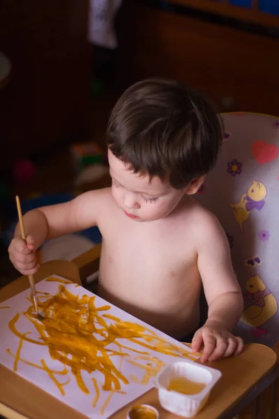 Pintura Infantil Em Papel Com Tintas Coloridas Na Escola Imagem de Stock -  Imagem de idade, vazio: 232278159