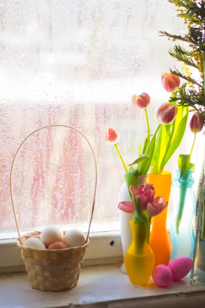 Œufs Pâques Dans Panier Des Fleurs — Photo