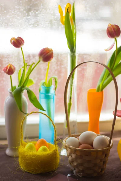 Œufs Pâques Dans Panier Des Fleurs — Photo