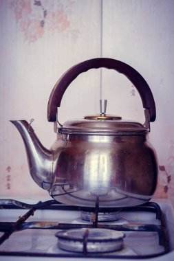 Su ısıtıcısı gaz sobasında. Sobaydaki su ısıtıcısının videosu. su. gaz sobası . Paslanmaz çelik su ısıtıcısı