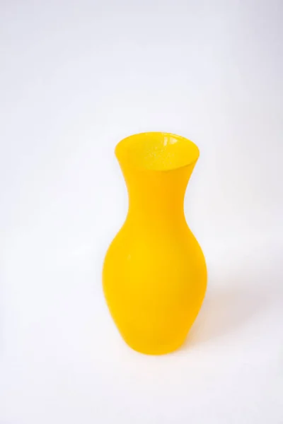 白い背景に隔離された黄色の花瓶 — ストック写真