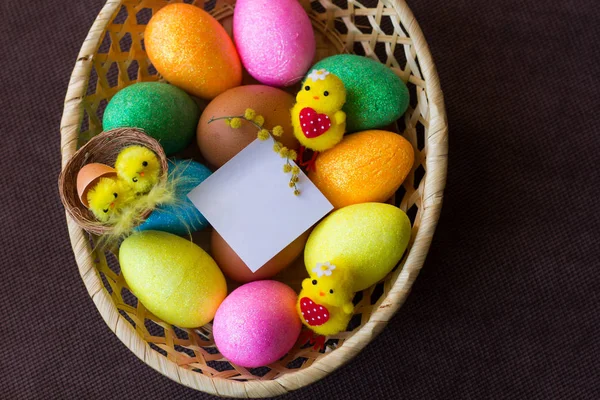 明亮多彩的复活节彩蛋和鸡肉 — 图库照片