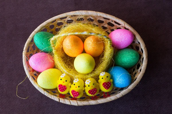 Světlé Barevné Velikonoční Vajíčka Kuřata — Stock fotografie