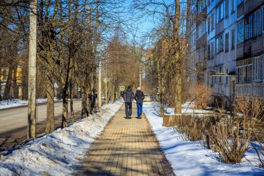 kış sezonunda şehir caddesinde yürüyen insanların görünümü 