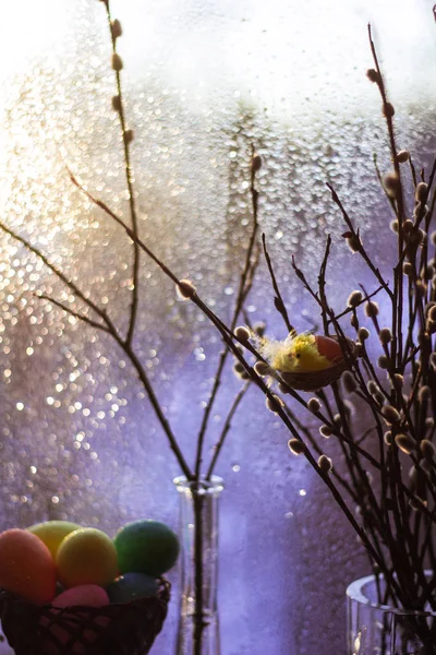 愉快的复活节贺卡与五颜六色的鸡蛋和新鲜的树枝在窗台 — 图库照片