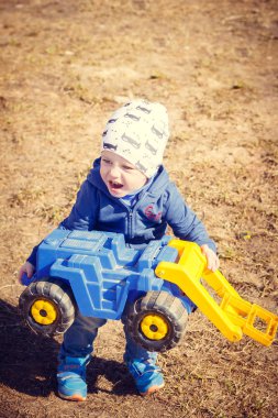 Küçük çocuk oyun alanında oynuyor.