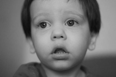 bir iki-yıl-yaşlı çocuk portresi