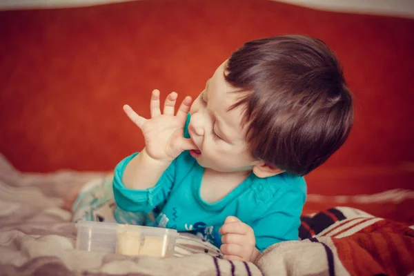 Niño Comiendo Plátano Mientras Está Acostado Cama Casa —  Fotos de Stock