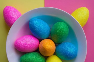 Parlak renkli Paskalya yumurtaları