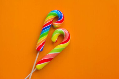 Parlak yeni yıl çizgili karamel 