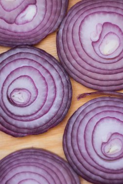 kırmızı soğan halkaları kesmek