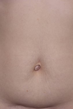 Genç bir bayana yakın dur.