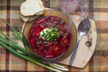 Borsch ahşap bir gemide bir kase