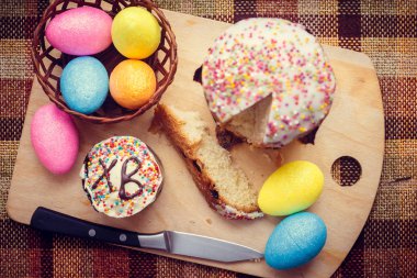 Kartpostal Mutlu Paskalyalar. Bayram tebrik ederim. Ortodoks tatil. Boyalı Paskalya yumurtaları ve geleneksel şeker tepesinde Paskalya kek