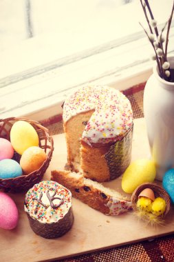 Kartpostal Mutlu Paskalyalar. Bayram tebrik ederim. Ortodoks tatil. Boyalı Paskalya yumurtaları ve geleneksel şeker tepesinde Paskalya kek