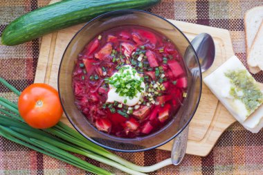 Borsch ekşi krema ve soğan ile bir kase