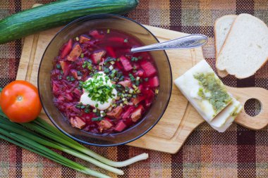 Borsch ekşi krema ve soğan ile bir kase