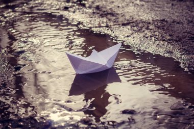 Derede kağıt tekne