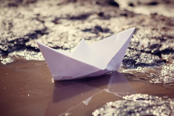 Derede kağıt tekne