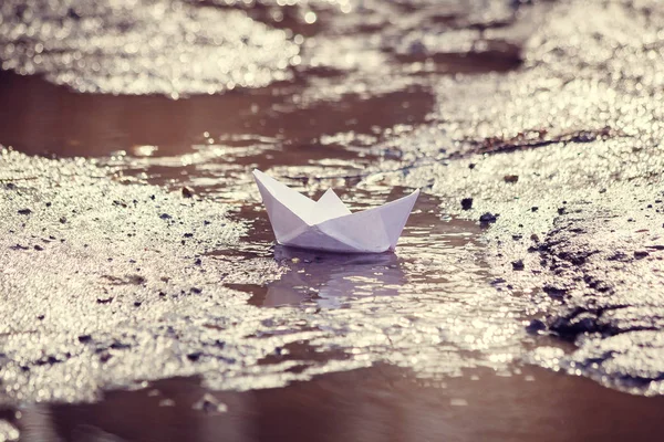 Derede kağıt tekne