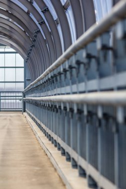 gündüz demiryolu üzerinde boş tünel görünümü 