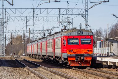 Elektrikli lokomotif tren pistlerde. Elektrikli tren