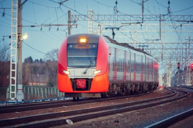 Elektrikli lokomotif tren pistlerde. Elektrikli tren
