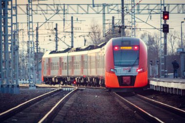 Elektrikli lokomotif tren pistlerde. Elektrikli tren