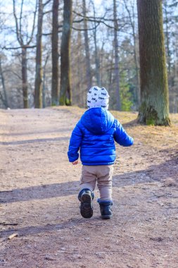 Parkta oynayan küçük çocuk.