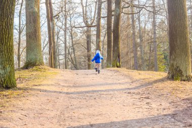 Parkta oynayan küçük çocuk.