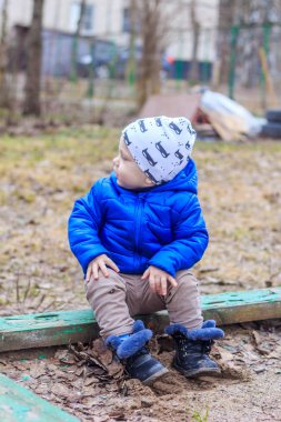 Parkta oynayan küçük çocuk.