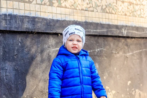 Buiten Portret Van Kleine Jongen Blauwe Jas Gebouw Achtergrond — Stockfoto