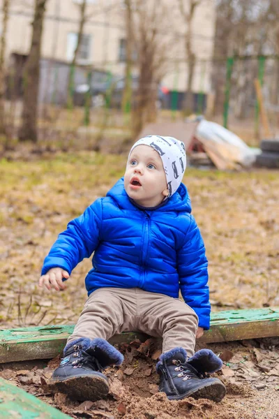 Kleiner Junge Spielt Park — Stockfoto