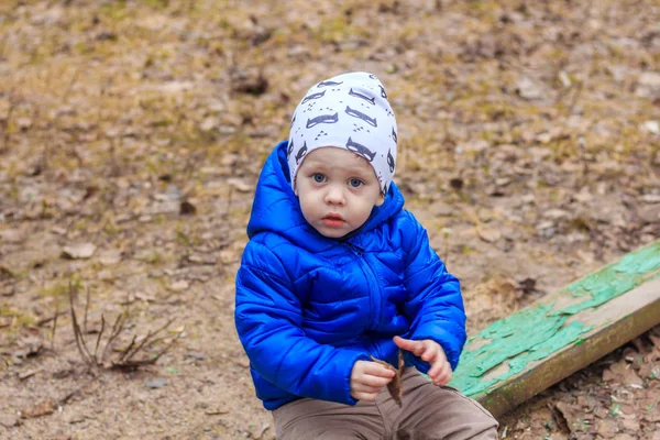 Malý Chlapec Hraje Parku — Stock fotografie