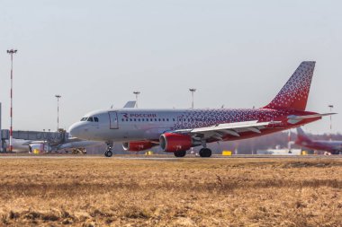 Rusya, St. Petersburg, Pulkovo Havalimanı, Mayıs 2018: Platform havaalanında uçak mı
