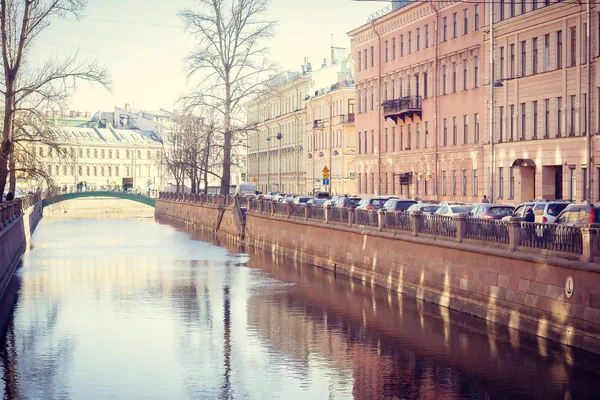 サンクトペテルブルクのフォンタンカ川 晴れた春の日 — ストック写真