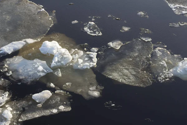 eriyen buzla akan nehir, bahar 