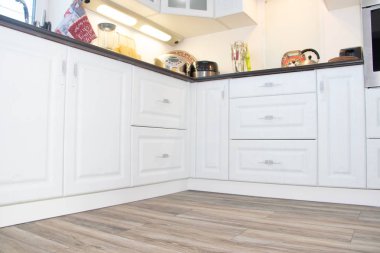 Beyaz mutfak. Ahşap mutfak. Modern mobilya ve mutfak iç. Mutfak bireysel boyutları. Beyaz dolapları, çekmeceleri, gri tutamaçlar kabine kapılar. Rusya, Leningrad region, Alapur köy 12 Ocak 2019