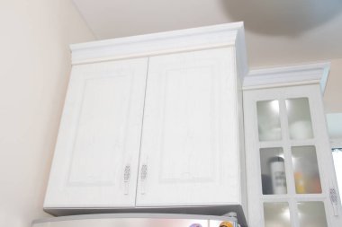 Beyaz mutfak. Ahşap mutfak. Modern mobilya ve mutfak iç. Mutfak bireysel boyutları. Beyaz dolapları, çekmeceleri, gri tutamaçlar kabine kapılar. Rusya, Leningrad region, Alapur köy 12 Ocak 2019