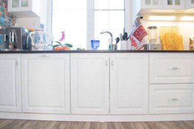 Beyaz mutfak. Ahşap mutfak. Modern mobilya ve mutfak iç. Mutfak bireysel boyutları. Beyaz dolapları, çekmeceleri, gri tutamaçlar kabine kapılar. Rusya, Leningrad region, Alapur köy 12 Ocak 2019