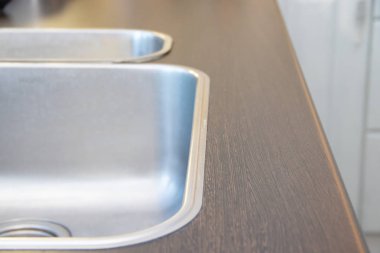 Beyaz mutfak. Ahşap mutfak. Modern mobilya ve mutfak iç. Mutfak bireysel boyutları. Beyaz dolapları, çekmeceleri, gri tutamaçlar kabine kapılar. Rusya, Leningrad region, Alapur köy 12 Ocak 2019